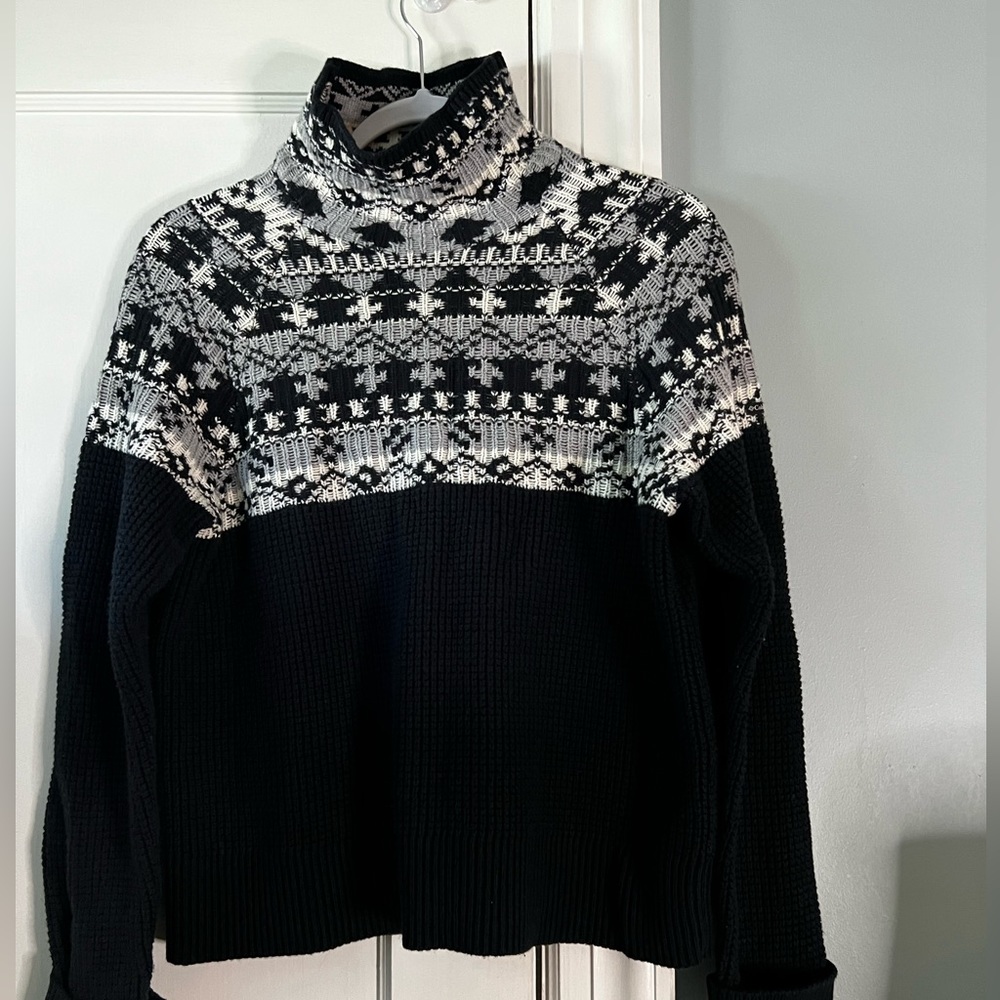 Columbia ski style sweater with mock neck